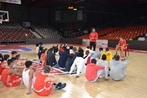 Hugo Robineau rencontre les jeunes de la Section Sportive Scolaire Basket du Collège Trémolières